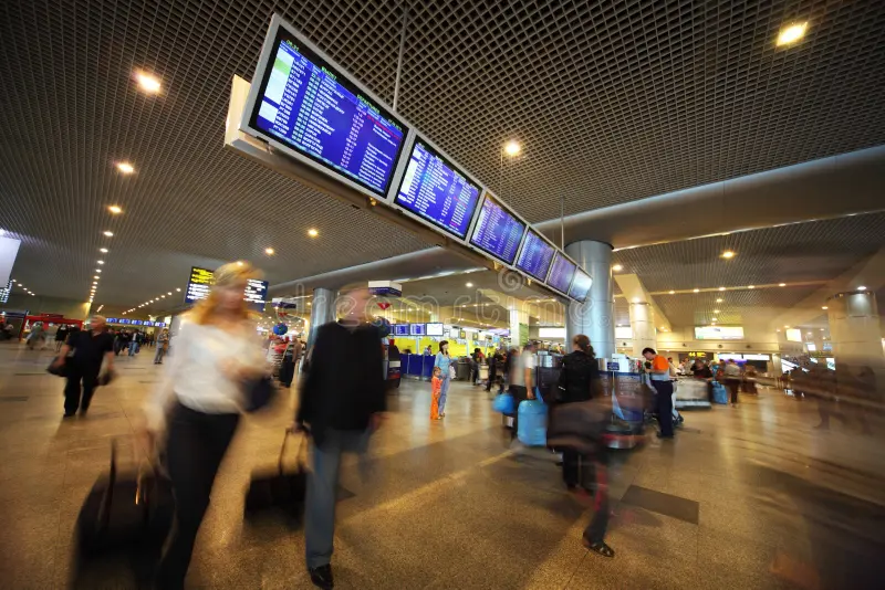 les gens s approchent du panneau d affichage à l aéroport 16817271